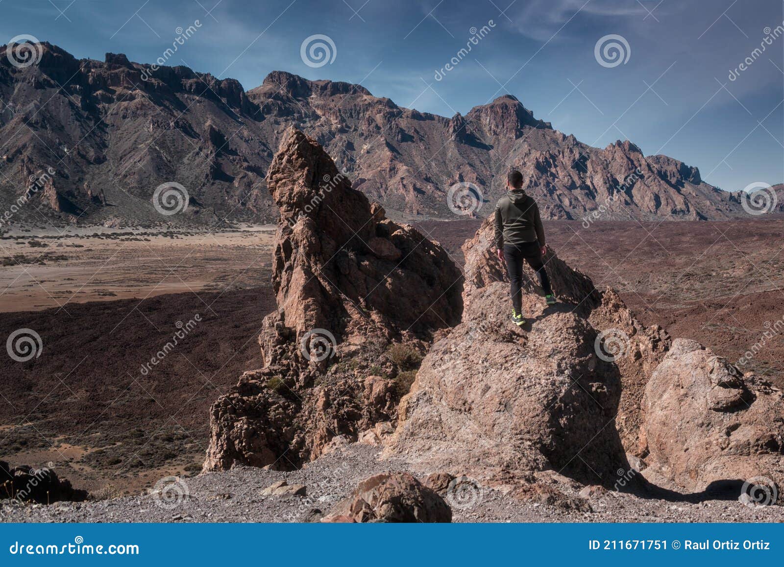 joven morena corriendo al aire libre