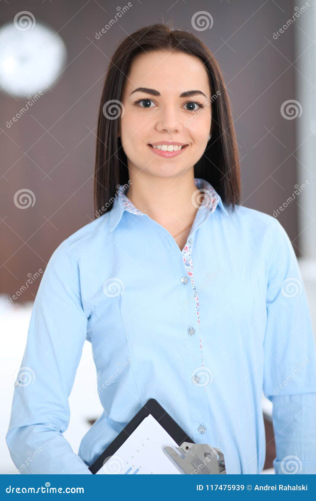 https://thumbs.dreamstime.com/z/young-brunette-business-woman-looks-like-student-girl-working-office-hispanic-latin-american-girl-standing-young-brunette-117475939.jpg