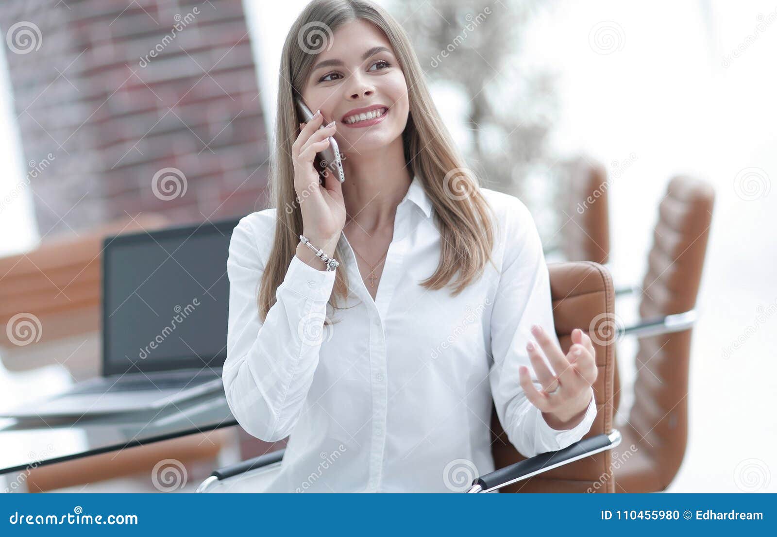 young buisnes woman talking on a mobile phone.