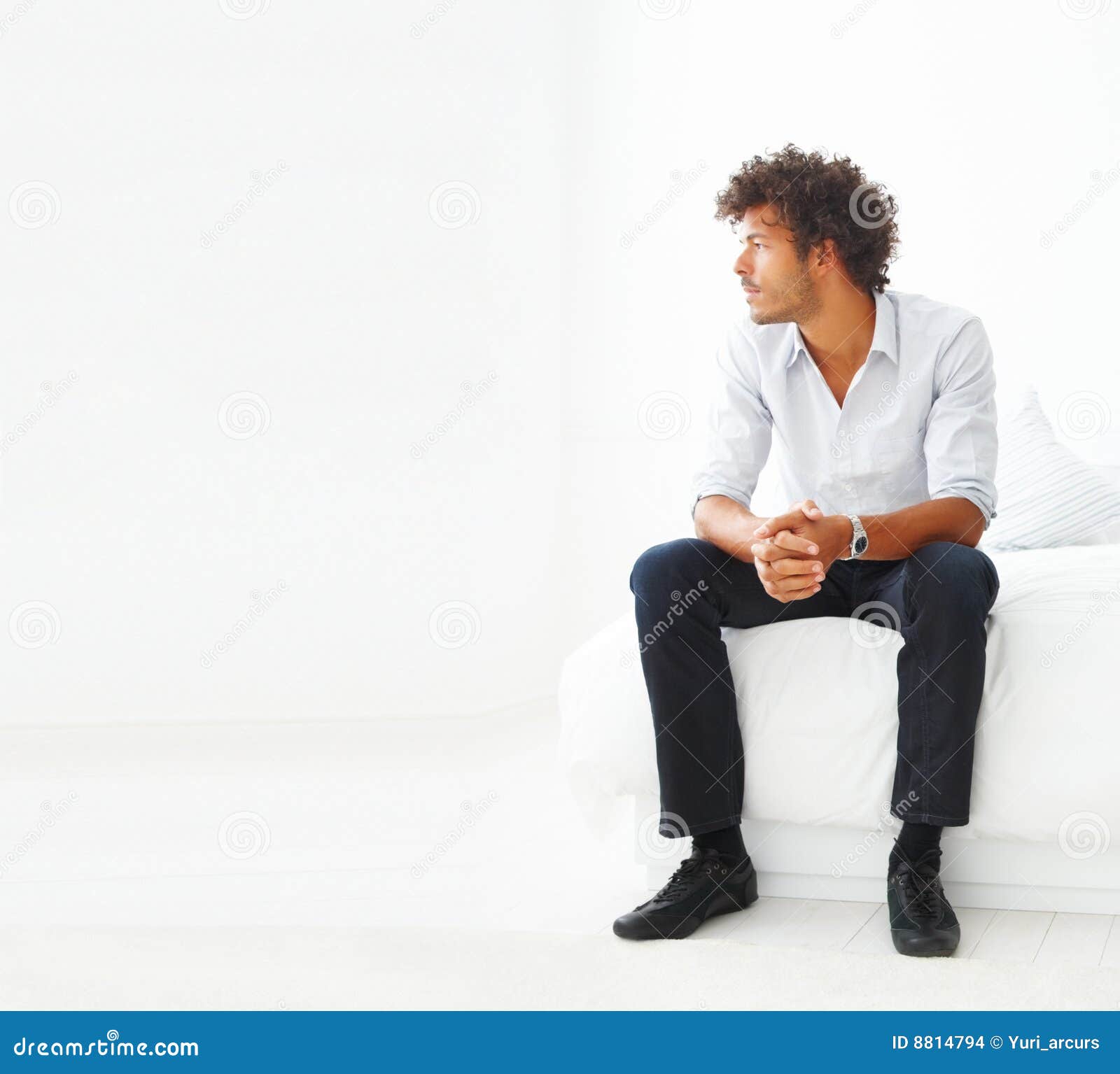 young-business-man-sitting-8814794.jpg
