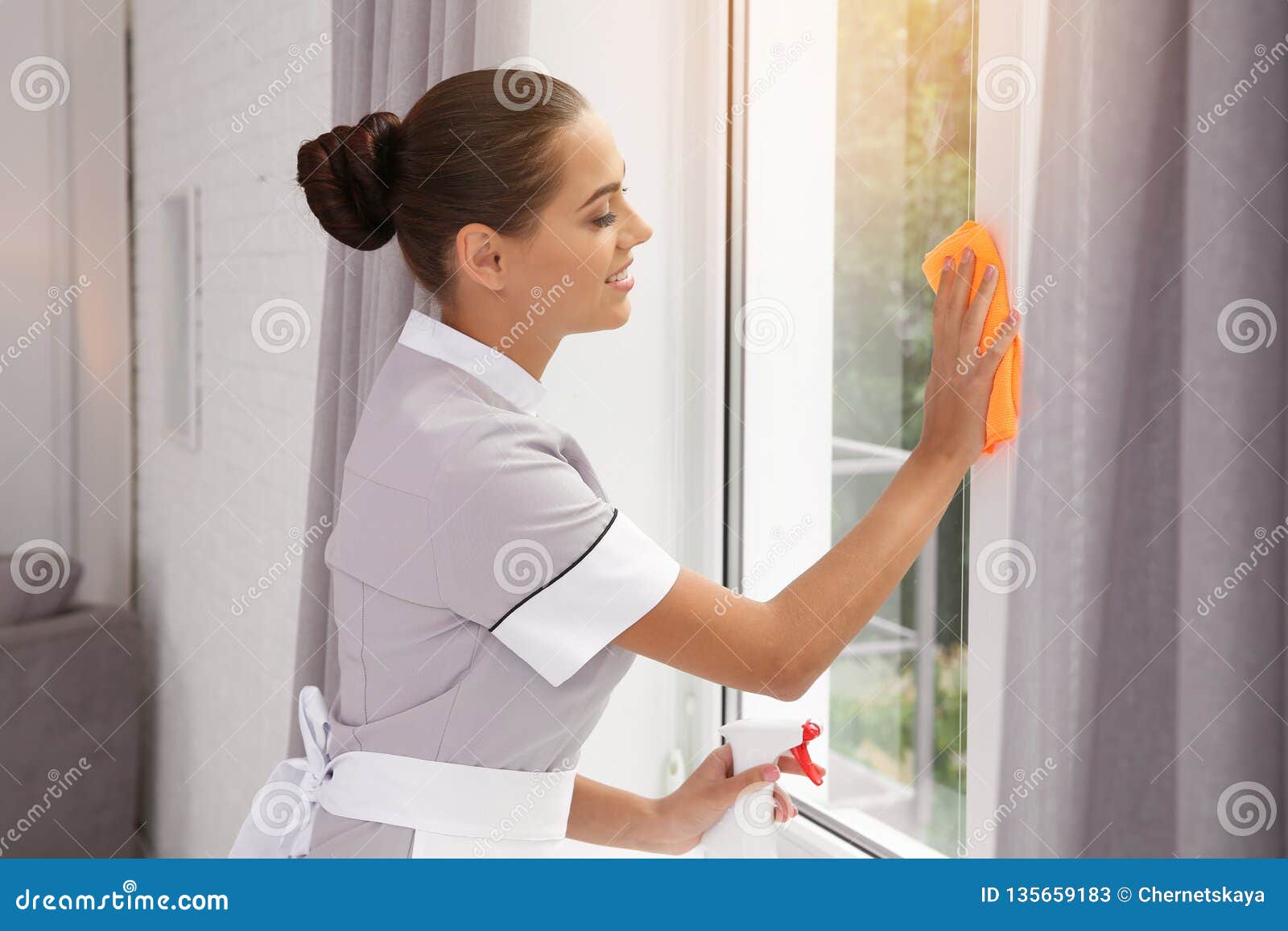 Чистка рядом со мной. Протирка окна. Женщина вытирает окно. Женщина протирает окно. Чистка окон.