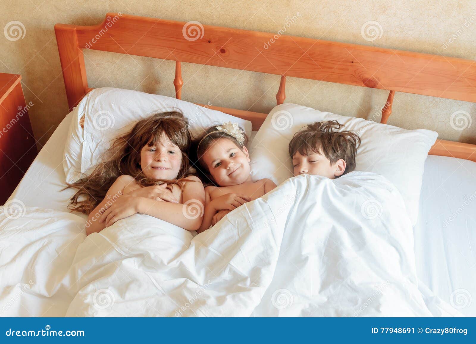 Сестра пришла брату кровать. Маленькая в постели. Кровать для мальчика. Мальчик с девочкой в постельке.