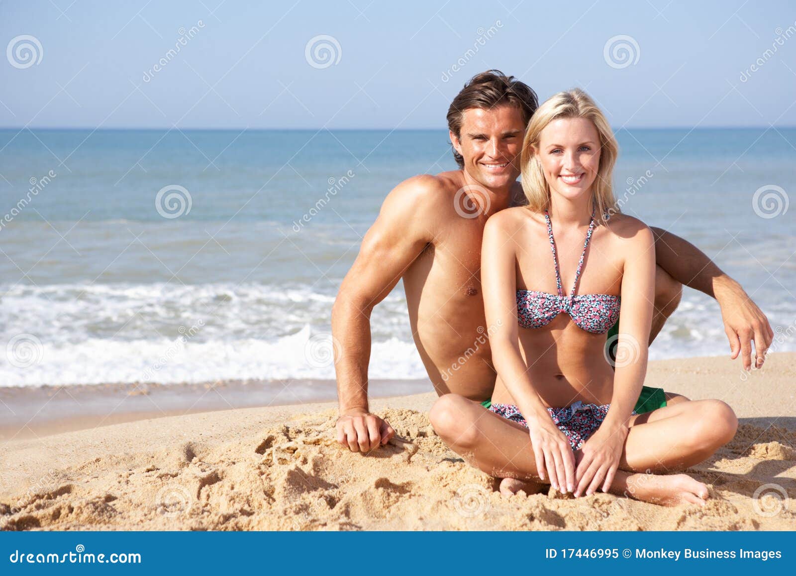 Pareja folla en la playa