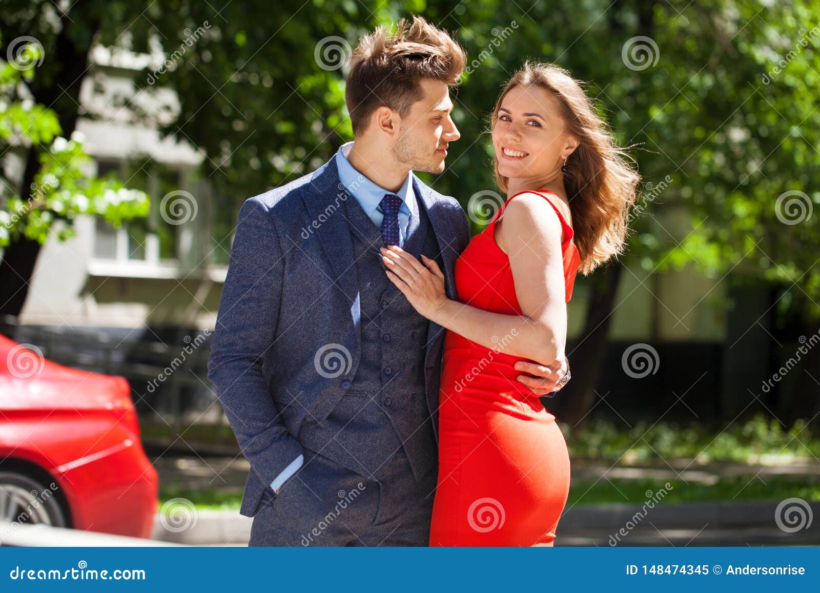 https://thumbs.dreamstime.com/z/young-couple-european-women-men-city-street-lifestyle-togetherness-concept-romance-love-young-couple-european-148474345.jpg