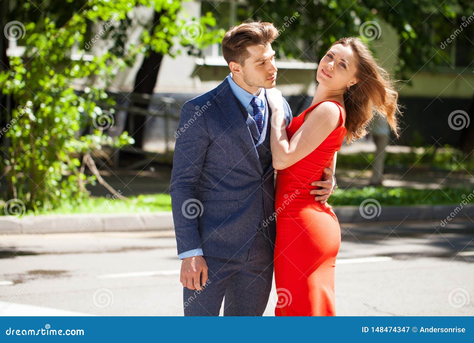 https://thumbs.dreamstime.com/z/young-couple-european-women-men-city-street-lifestyle-togetherness-concept-romance-love-young-couple-european-148474347.jpg