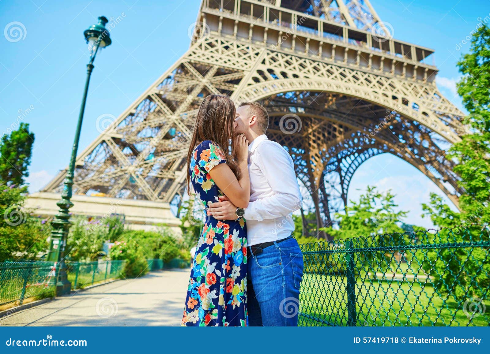 travel town date in paris