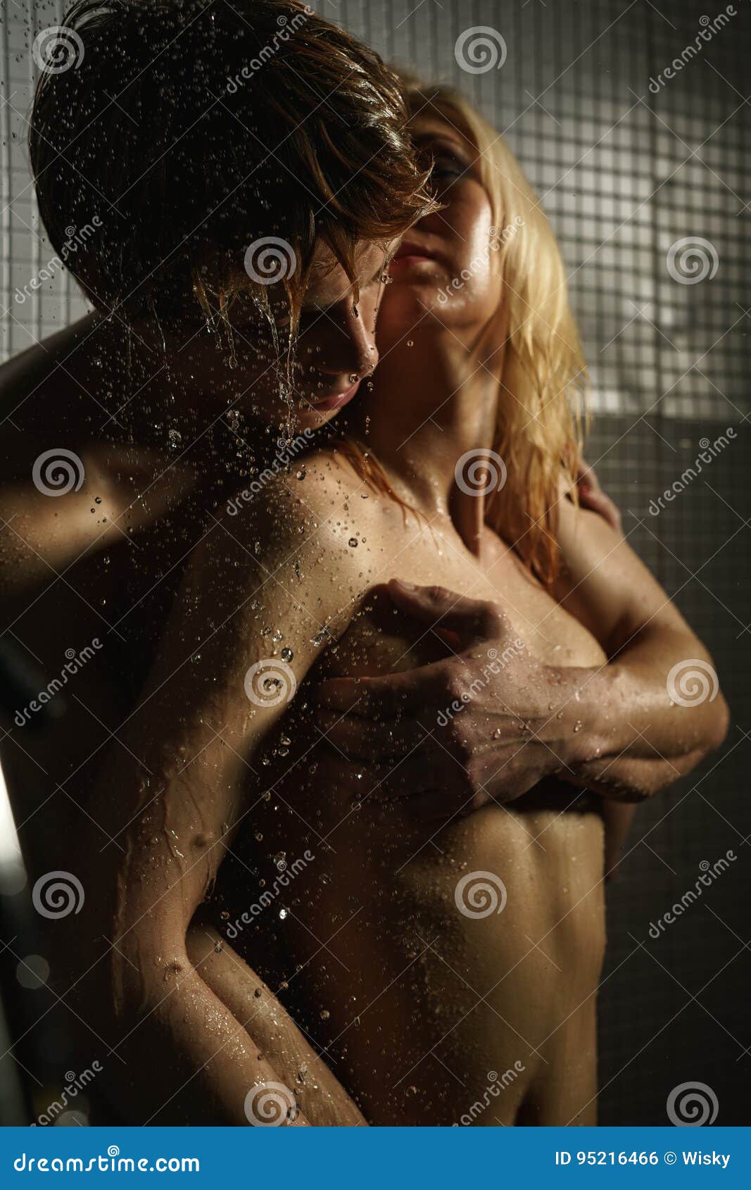 Parejas teniendo sexo en la ducha