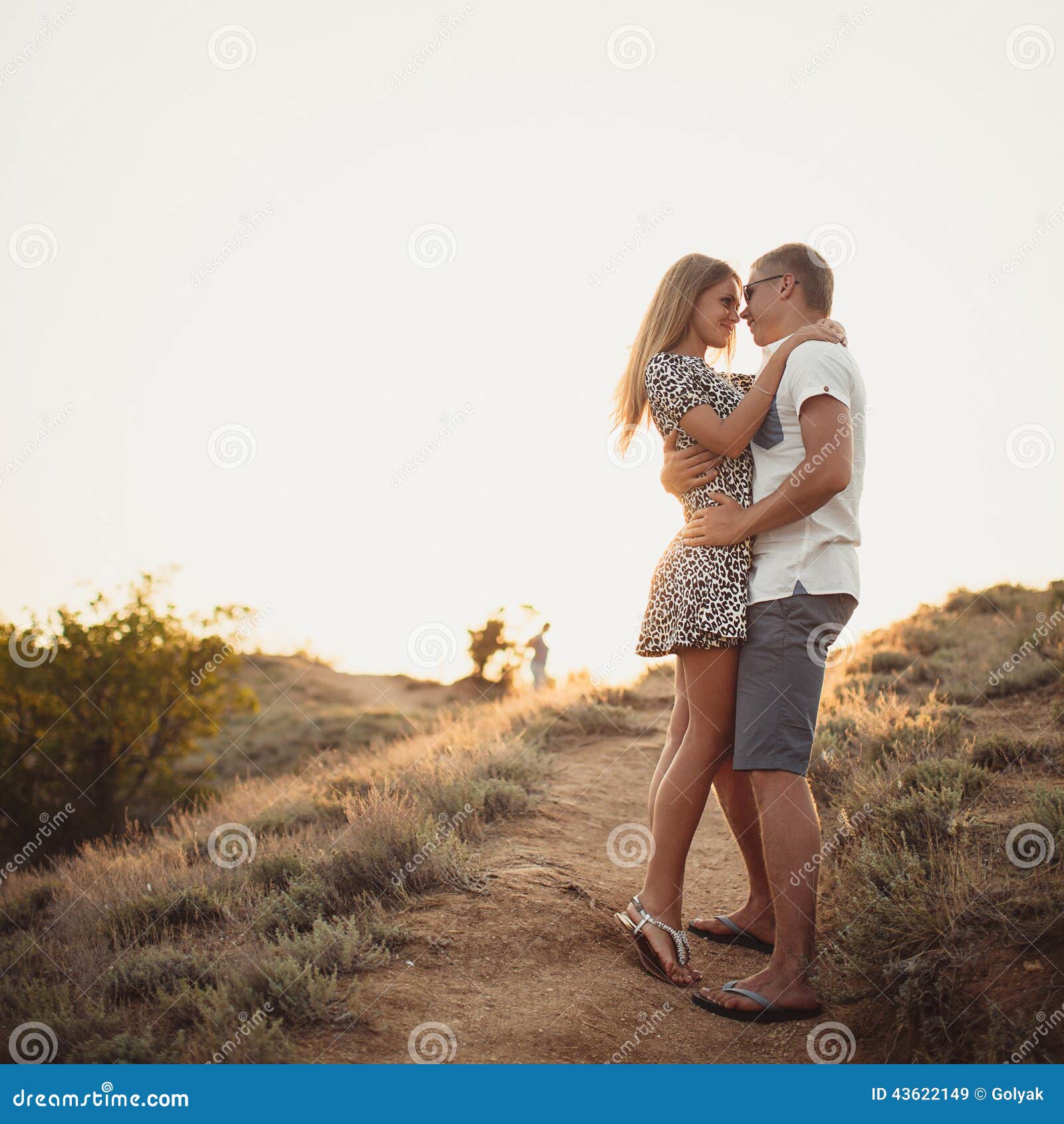 https://thumbs.dreamstime.com/z/young-couple-love-attractive-man-woman-men-women-enjoying-romantic-evening-holding-hands-to-watch-sunset-43622149.jpg