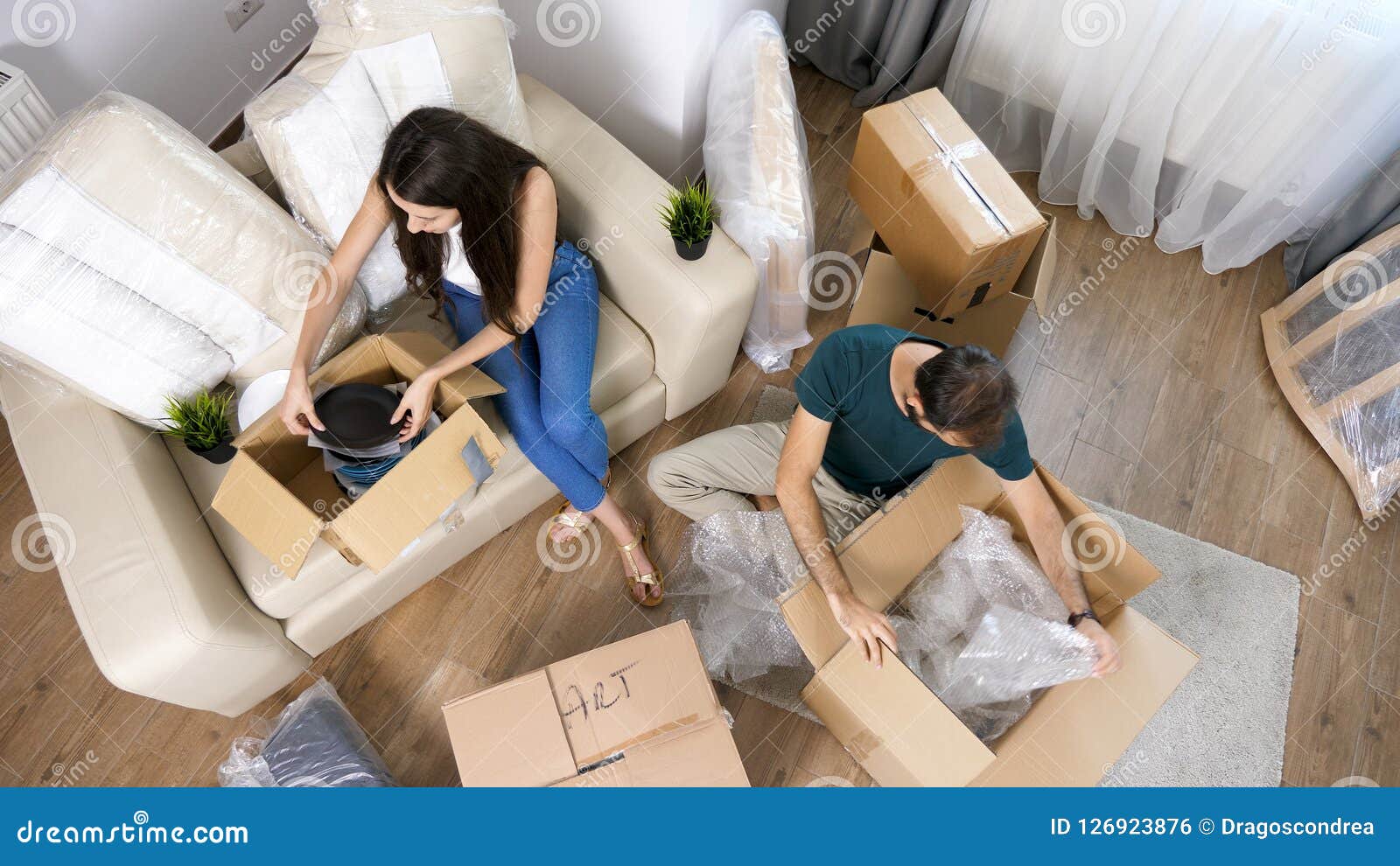 Как переехать к парню. Заселение в квартиру. Пара переезжает. Игра распаковка вещей в квартире.