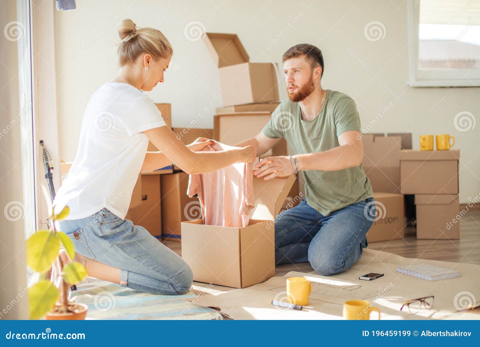 https://thumbs.dreamstime.com/z/young-couple-new-apartment-unpacking-cardboard-boxes-196459199.jpg