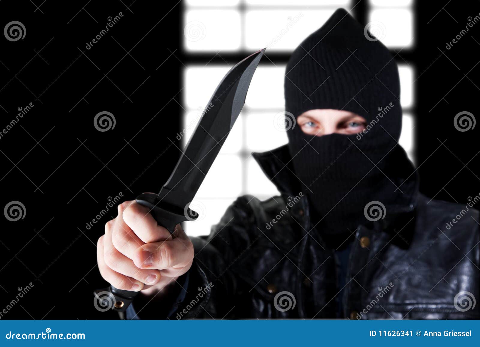 Угрожающий образ. Подкрадывающийся человек с ножом. Личность преступника Эстетика.
