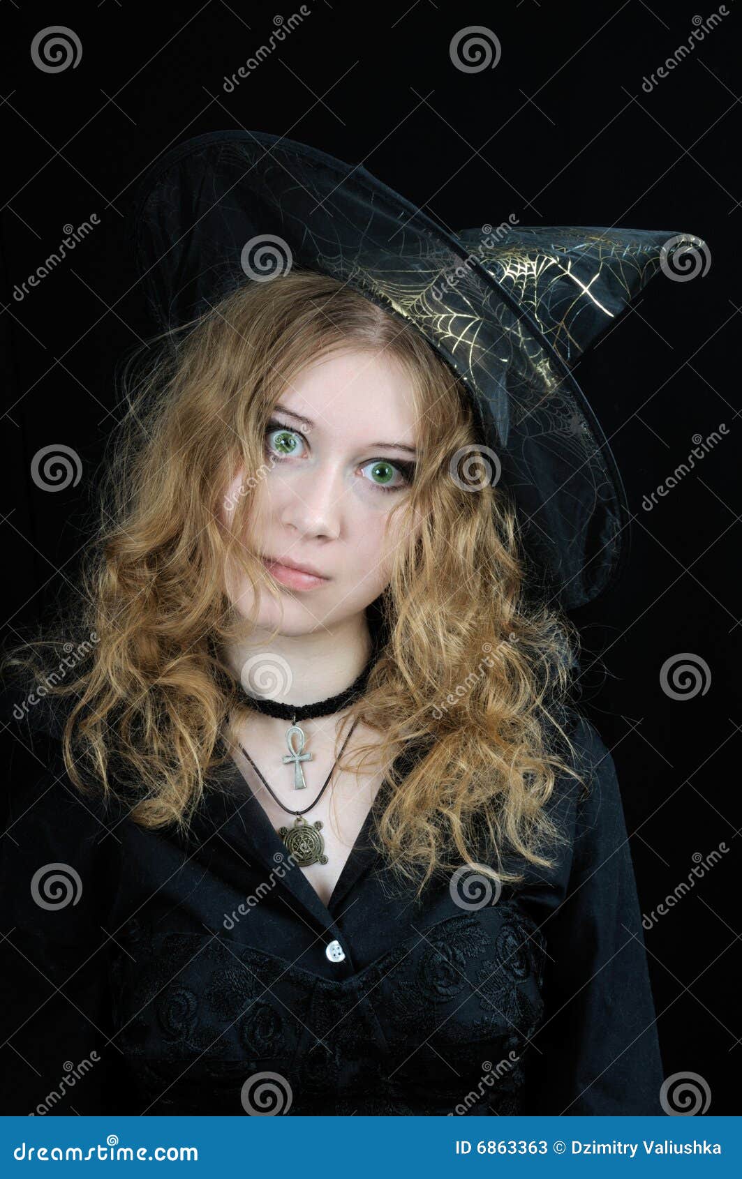 young-cute-halloween-witch-6863363.jpg