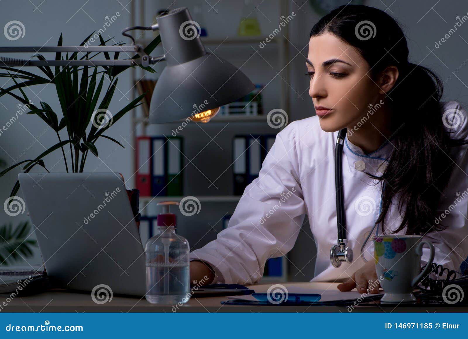Night doctors. Девушка врач. Женщина врач работает ночью. Фото уставшего врача женщины.