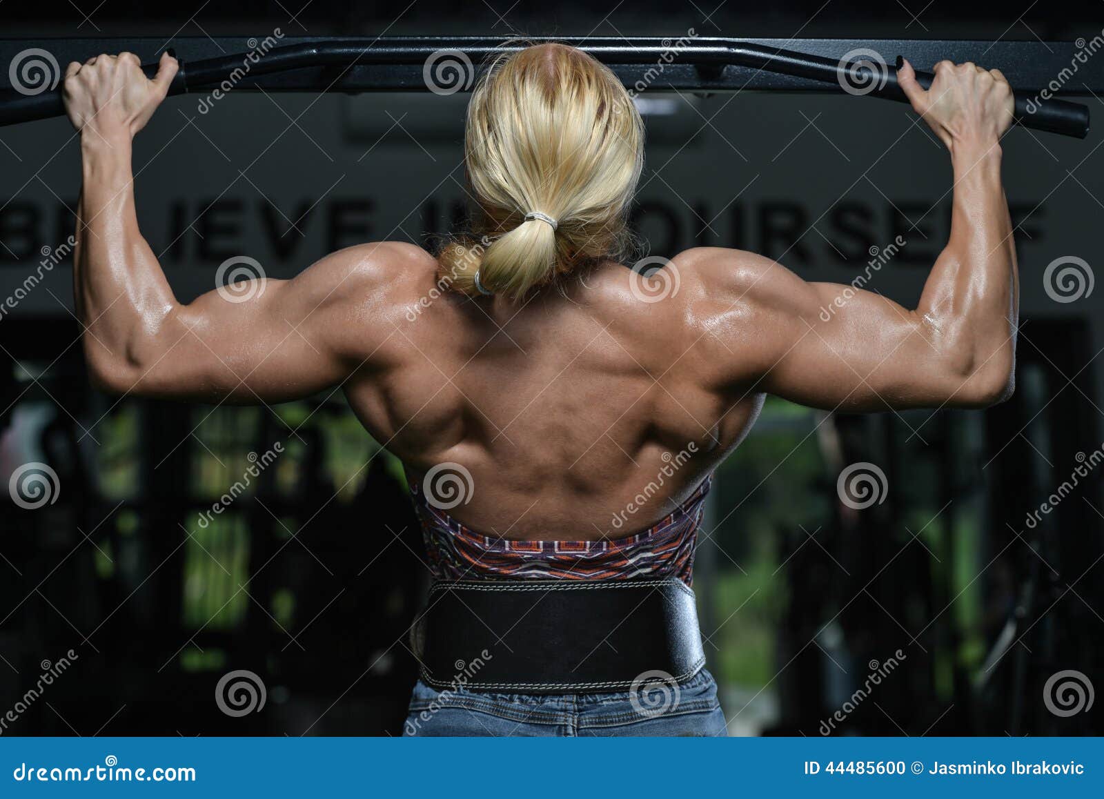 Foto de Back muscles of young female athlete bodybuilder. Perfect
