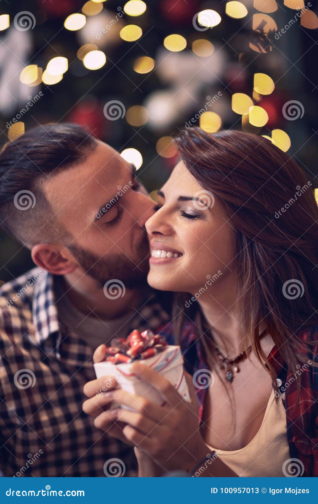 Featured image of post Kiss Images Gift - Lovely kissing images, sugar covered lips are good to kiss.
