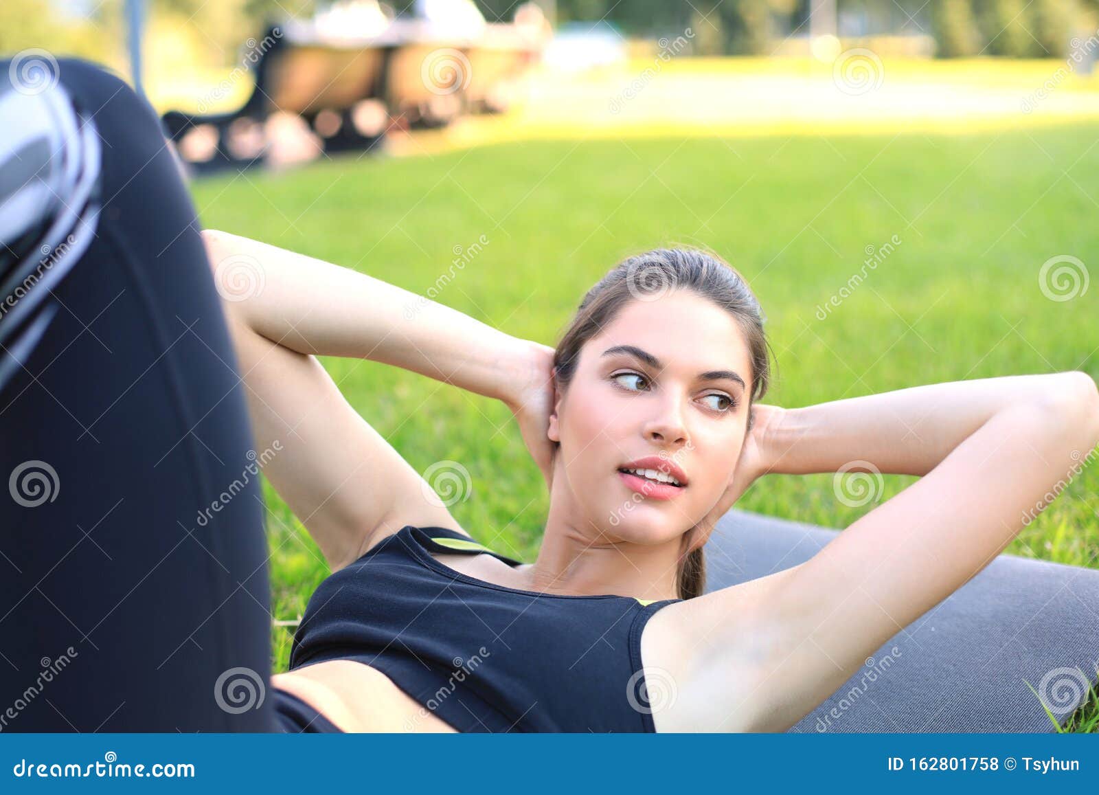 Young Fitness Woman in Sportswear Doing Crunches on Fitness Mat ...