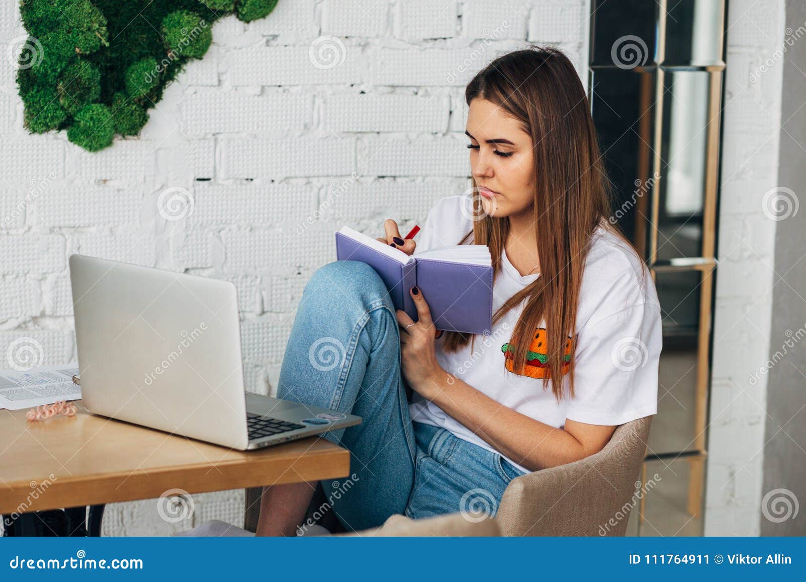 Где можно поработать с ноутбуком в москве. Фрилансерша. Женщина работает с книгами. Ноутбук работа Эстетика. За столом мужчина и девушка работают в ноутбуках.