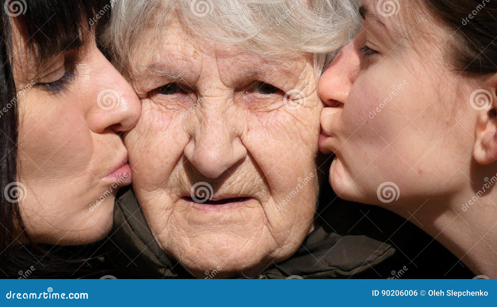 Заставила внучку лизать. Старуха целует. Бабушка и мама лезбиянки. Гранни Кисс. Поцелуй ГРЕННИ покажи.