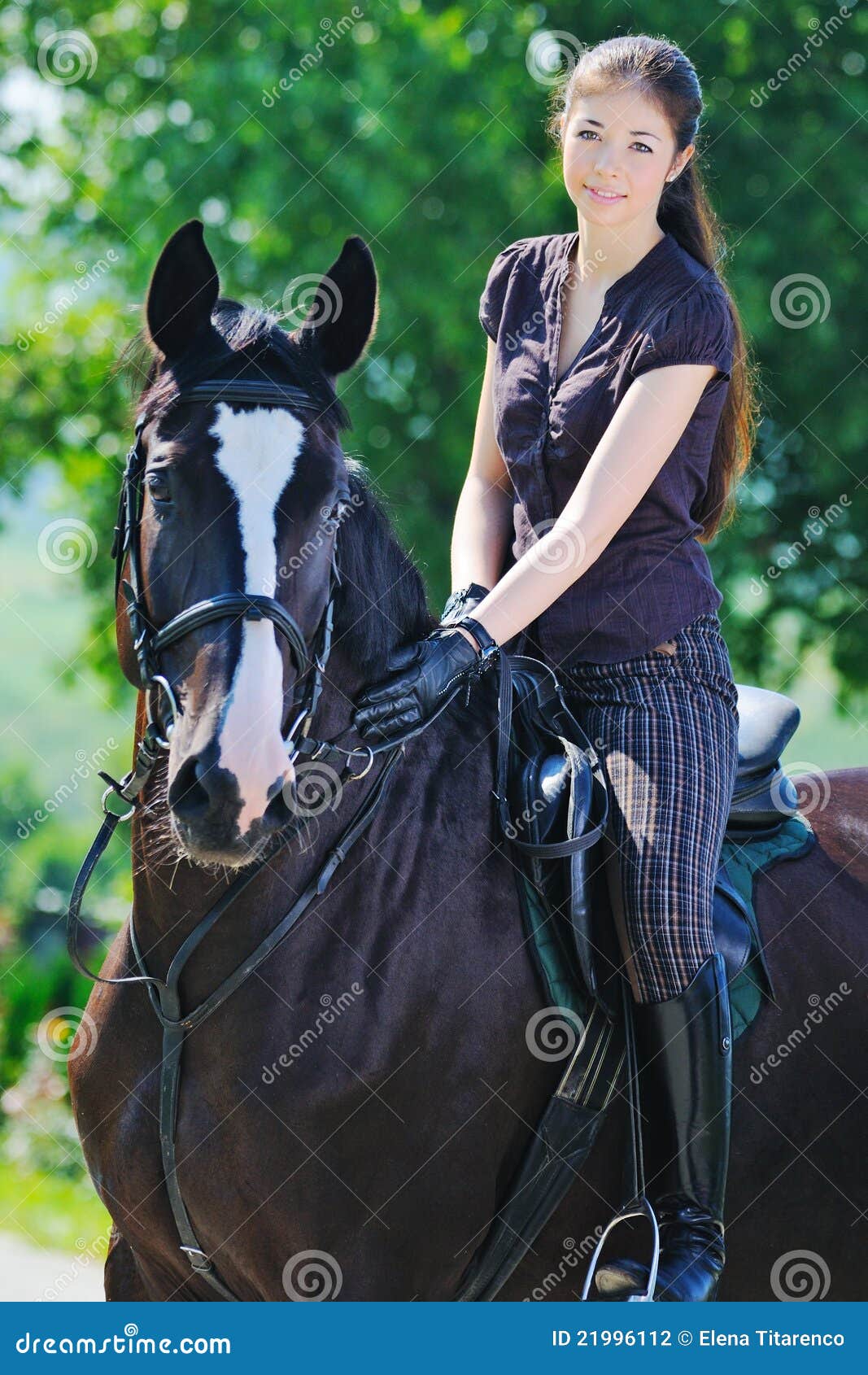 Jeune fille et cheval noir photo stock. Image du équin - 21996146