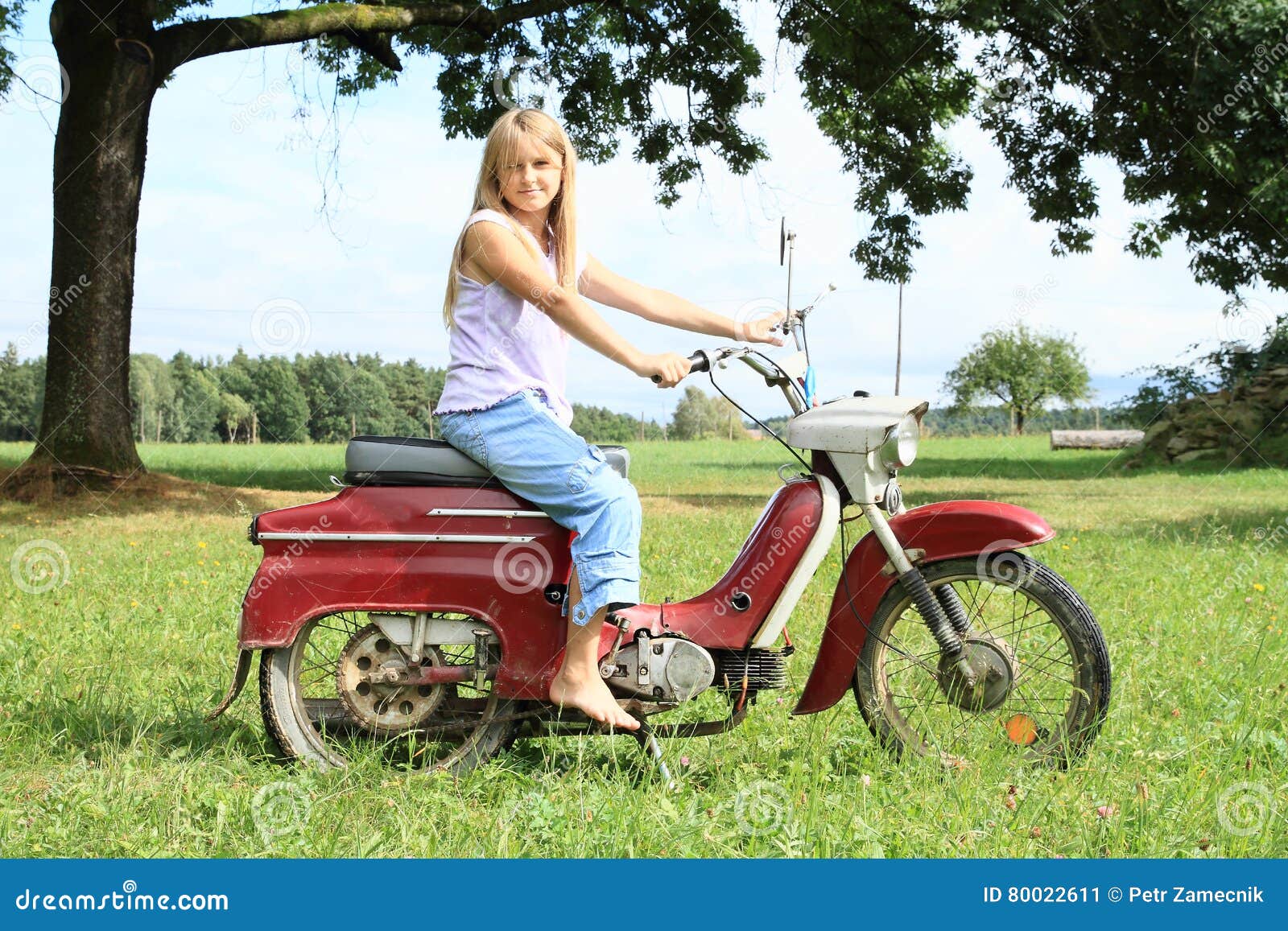 https://thumbs.dreamstime.com/z/young-girl-riding-motorbike-kid-smiling-barefoot-old-red-green-grass-meadow-80022611.jpg