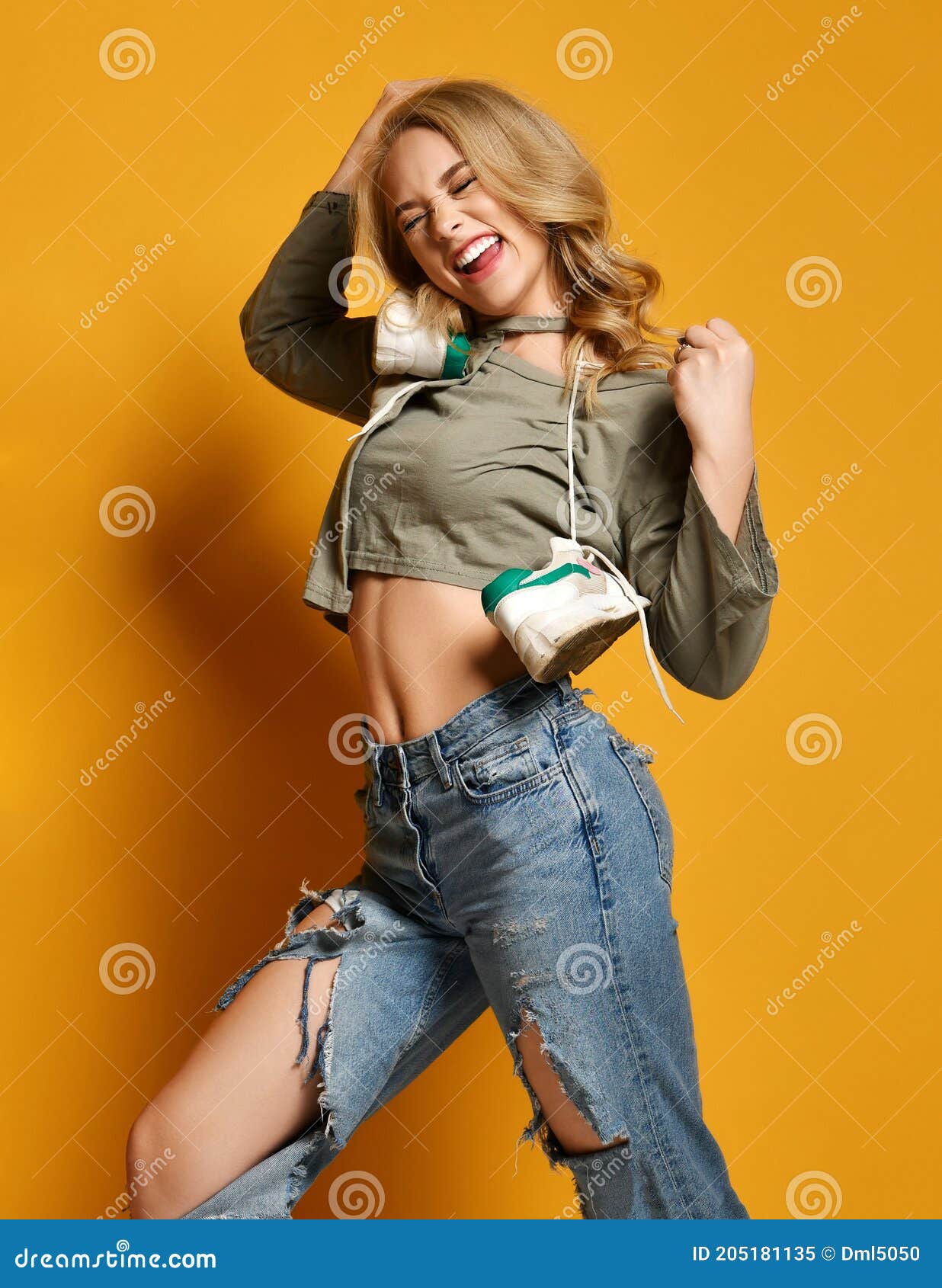 Girl in ripped Jeans bei Reverse-Schwanzritt Girl in ripped Jeans bei Reverse-Schwanzritt