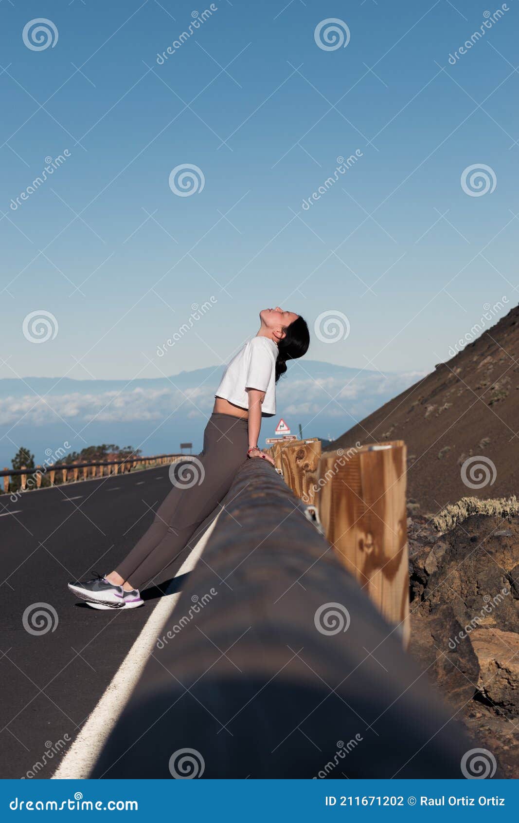 chica joven corriendo al aire libre durante el dÃÂ­a