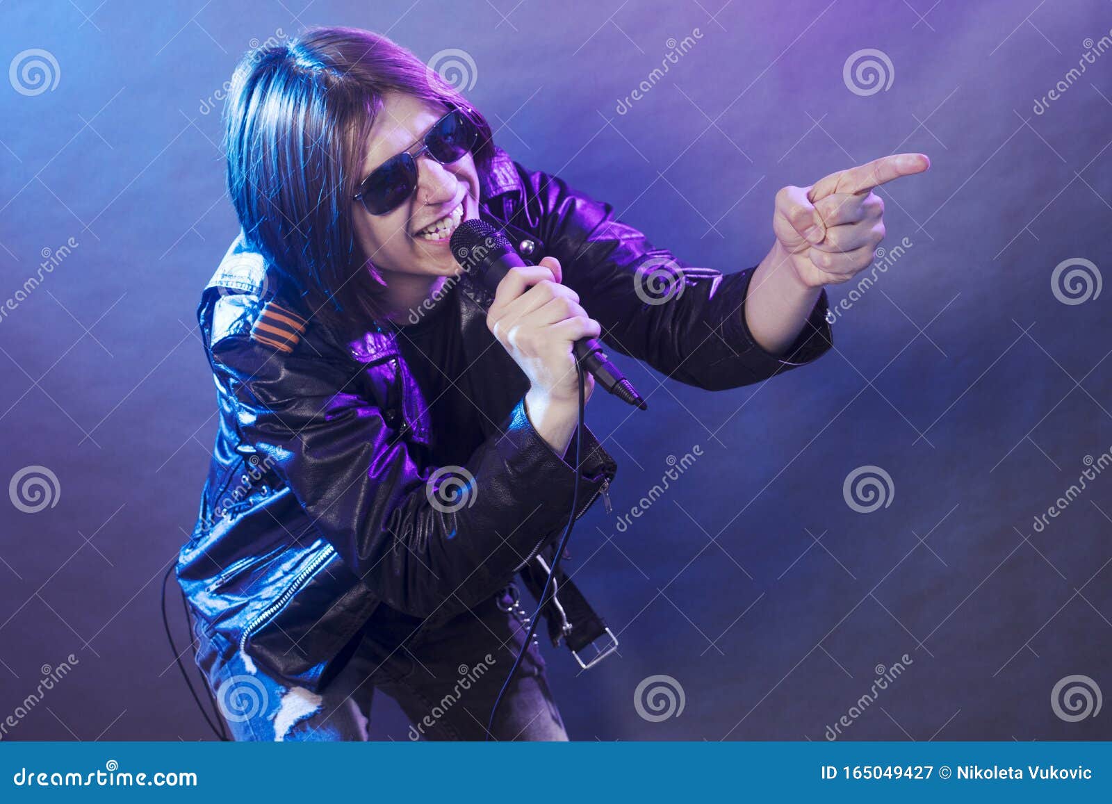 Singing emo guy on stage stock image. Image of blue 165049427
