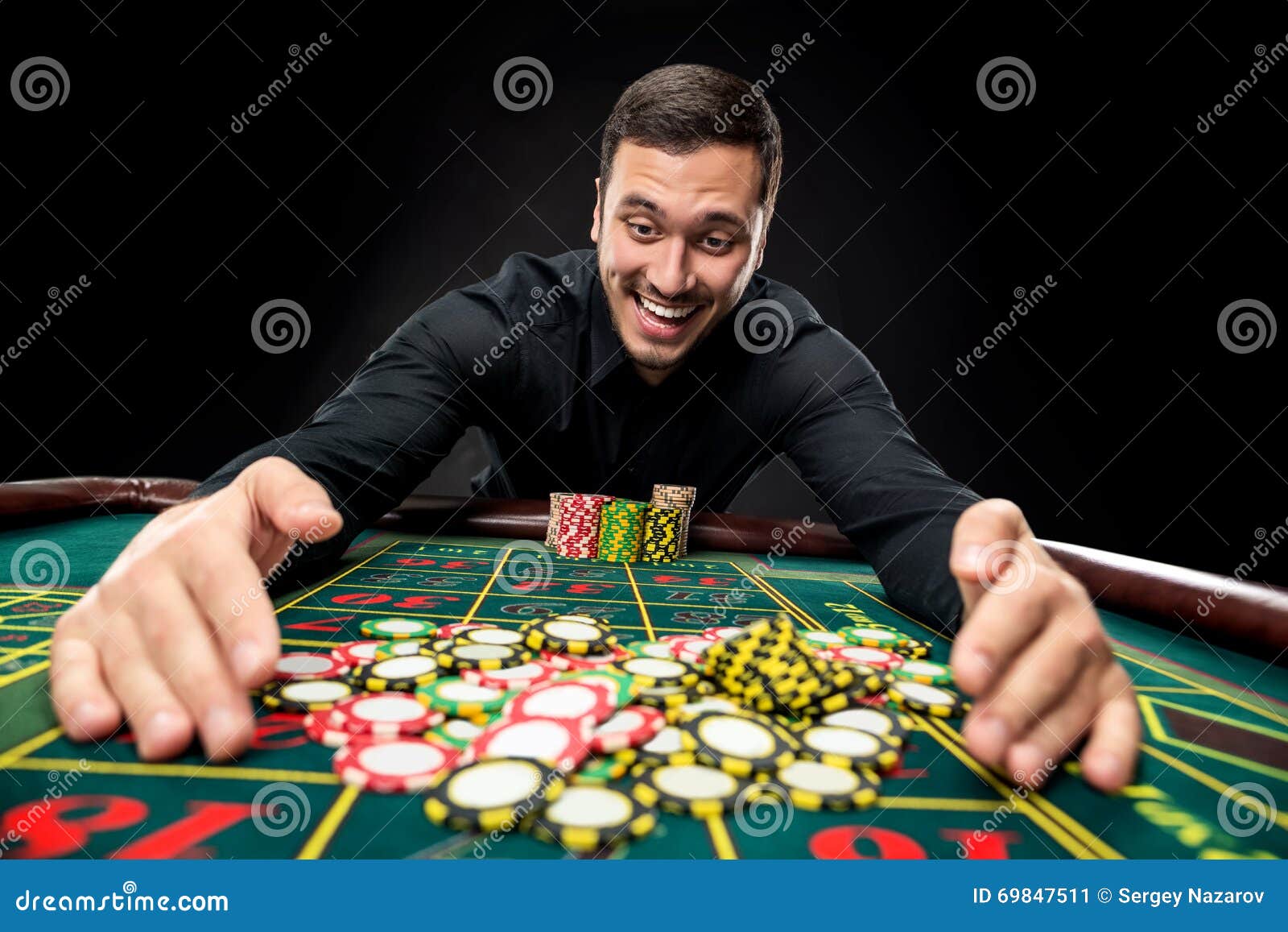 Игра красавчик. Победа в казино. Выиграл в рулетку. Эмоция Победы в казино. Азартный игрок на белом фоне.