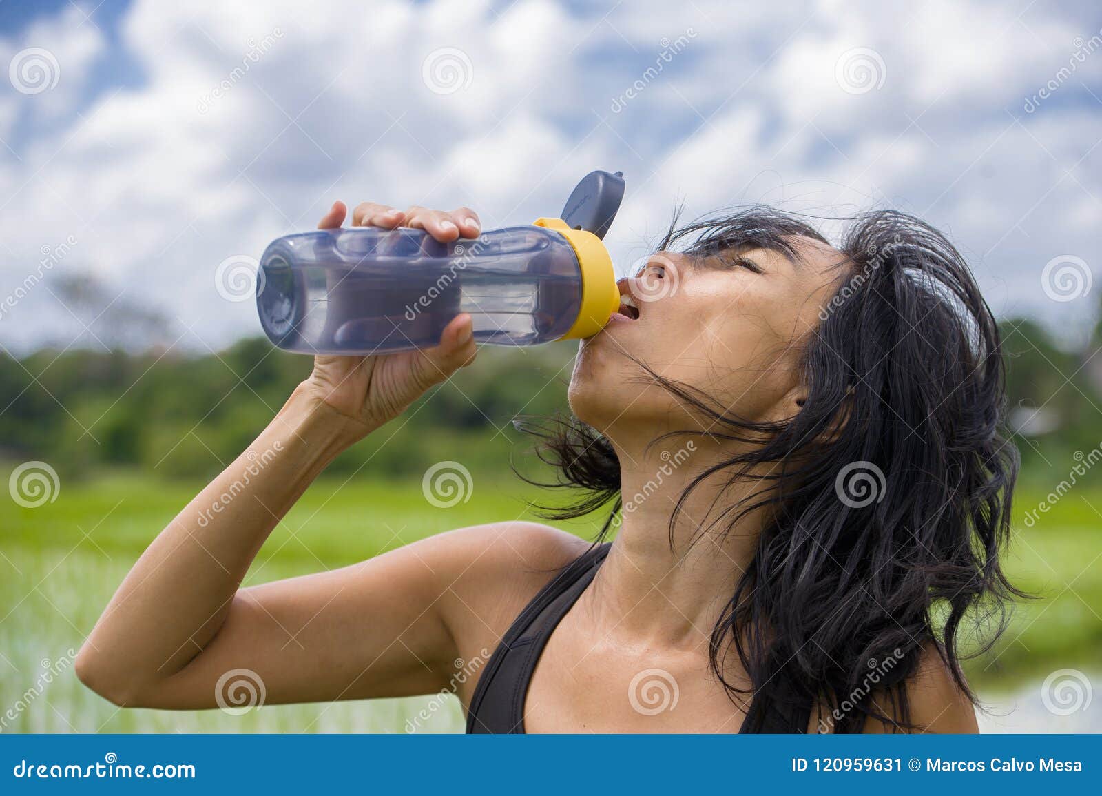 https://thumbs.dreamstime.com/z/young-healthy-sporty-asian-chinese-woman-drinking-water-bottle-fitness-training-running-workout-outdoors-green-field-120959631.jpg