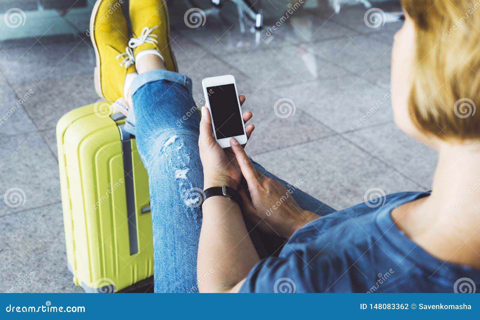 ноги на чемодане в аэропорту