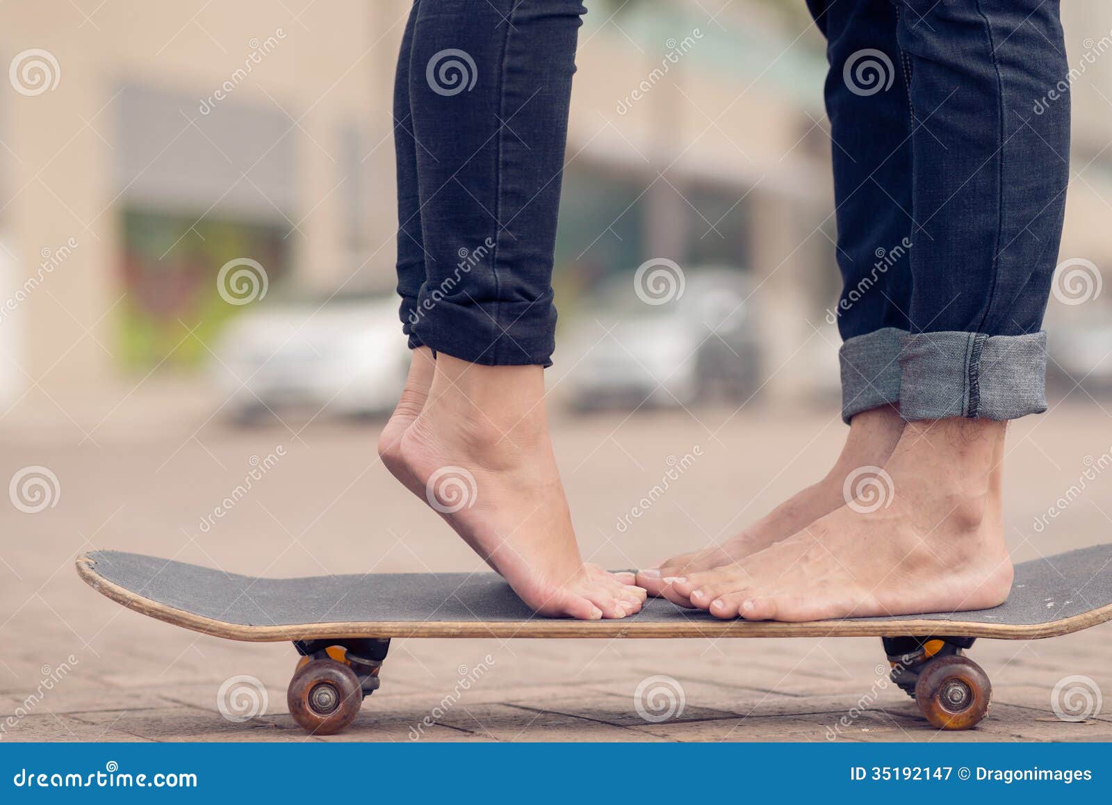 https://thumbs.dreamstime.com/z/young-love-cropped-image-couple-standing-skateboard-outside-35192147.jpg?ct=jpeg