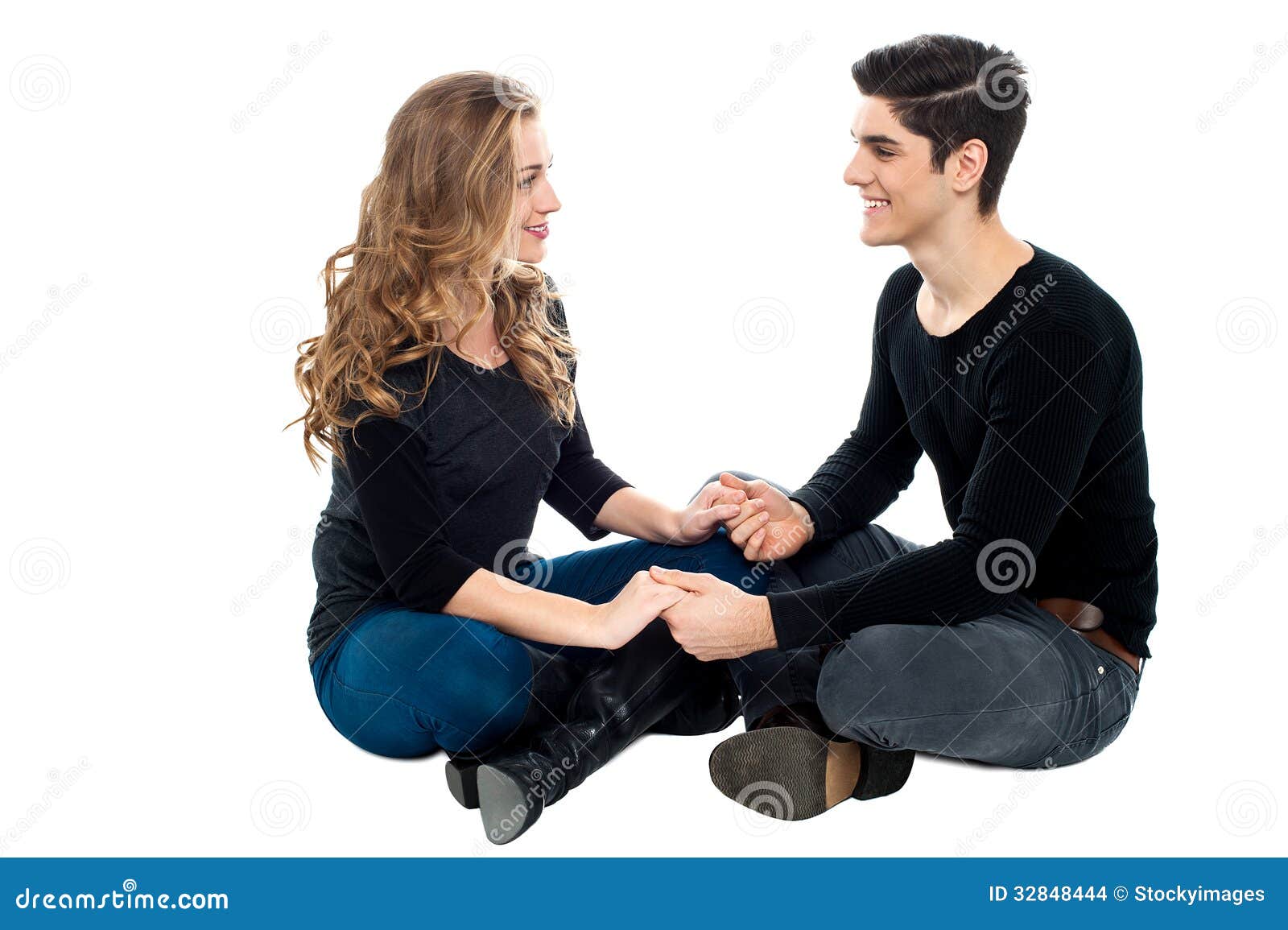 Идти друг напротив друга. Сидят друг напротив друга. Два человека сидят друг напротив друга. Человек сидит на другом. Два человека сидят на полу.
