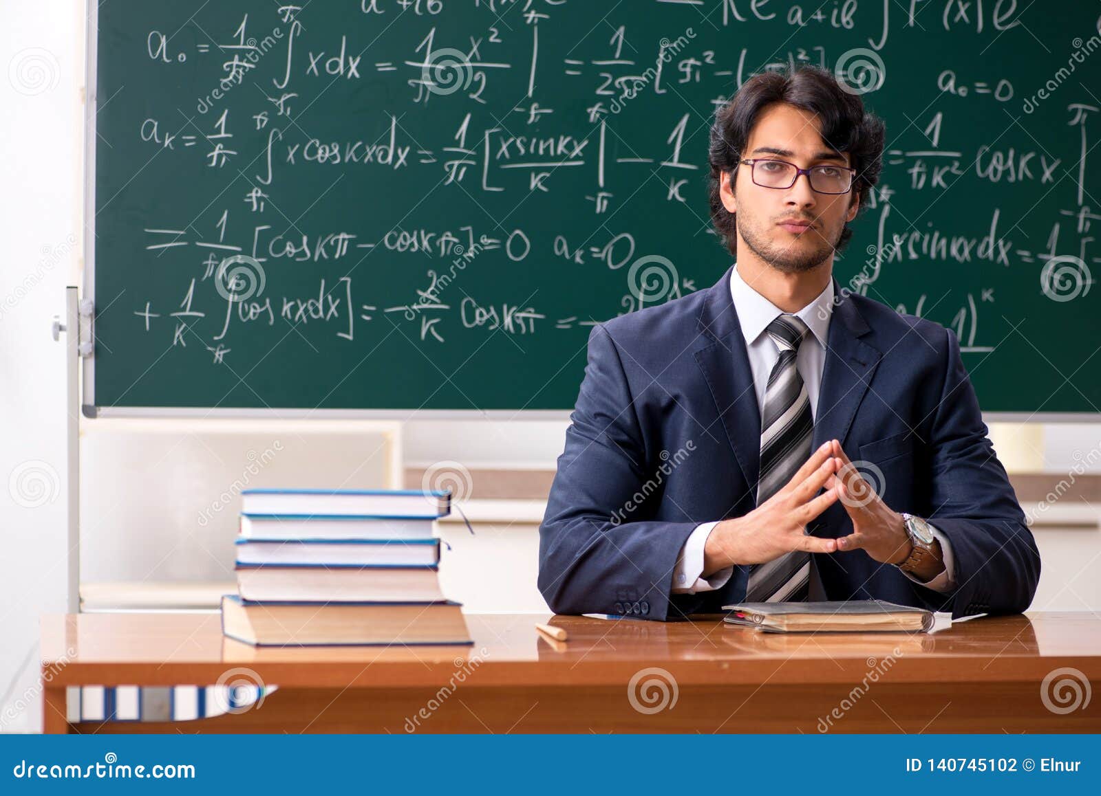 Ребята преподаватель. Учитель мужчина. Красивый учитель мужчина. Учитель математики мужчина. Прическа учителя мужчины.