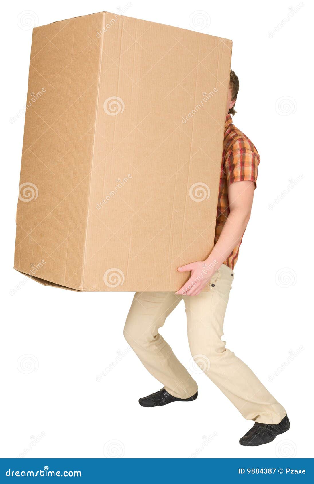 Человек держит тяжелый груз. Человек несет коробку. Мужик тащит коробку. Несет большую коробку. Человек с коробками.