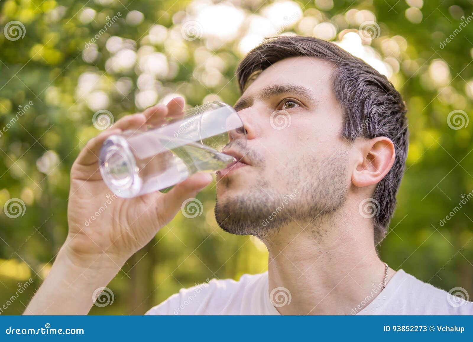 Человек пьет и не может остановиться. Человек пьет воду. Парень пьет воду. Человек пьет воду Сток. Мужчина пьет воду из стакана.