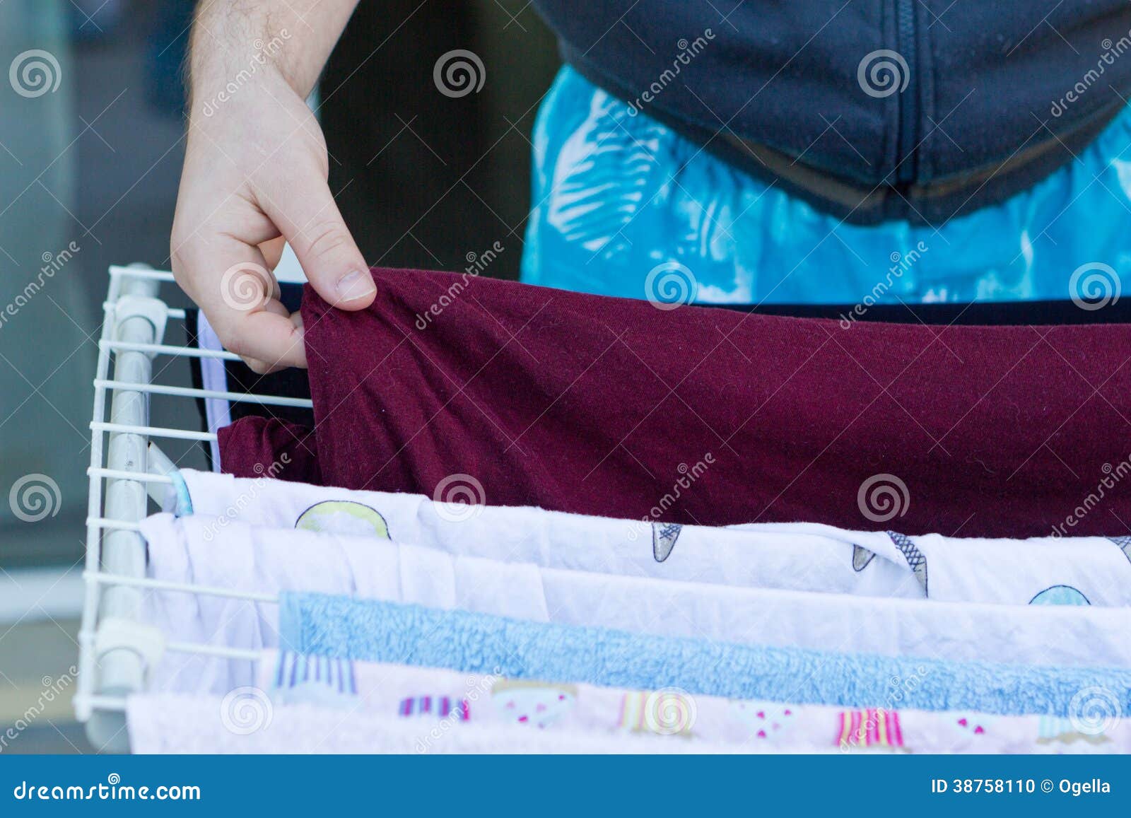https://thumbs.dreamstime.com/z/young-man-drying-clothes-laundry-hands-hanging-wet-line-38758110.jpg