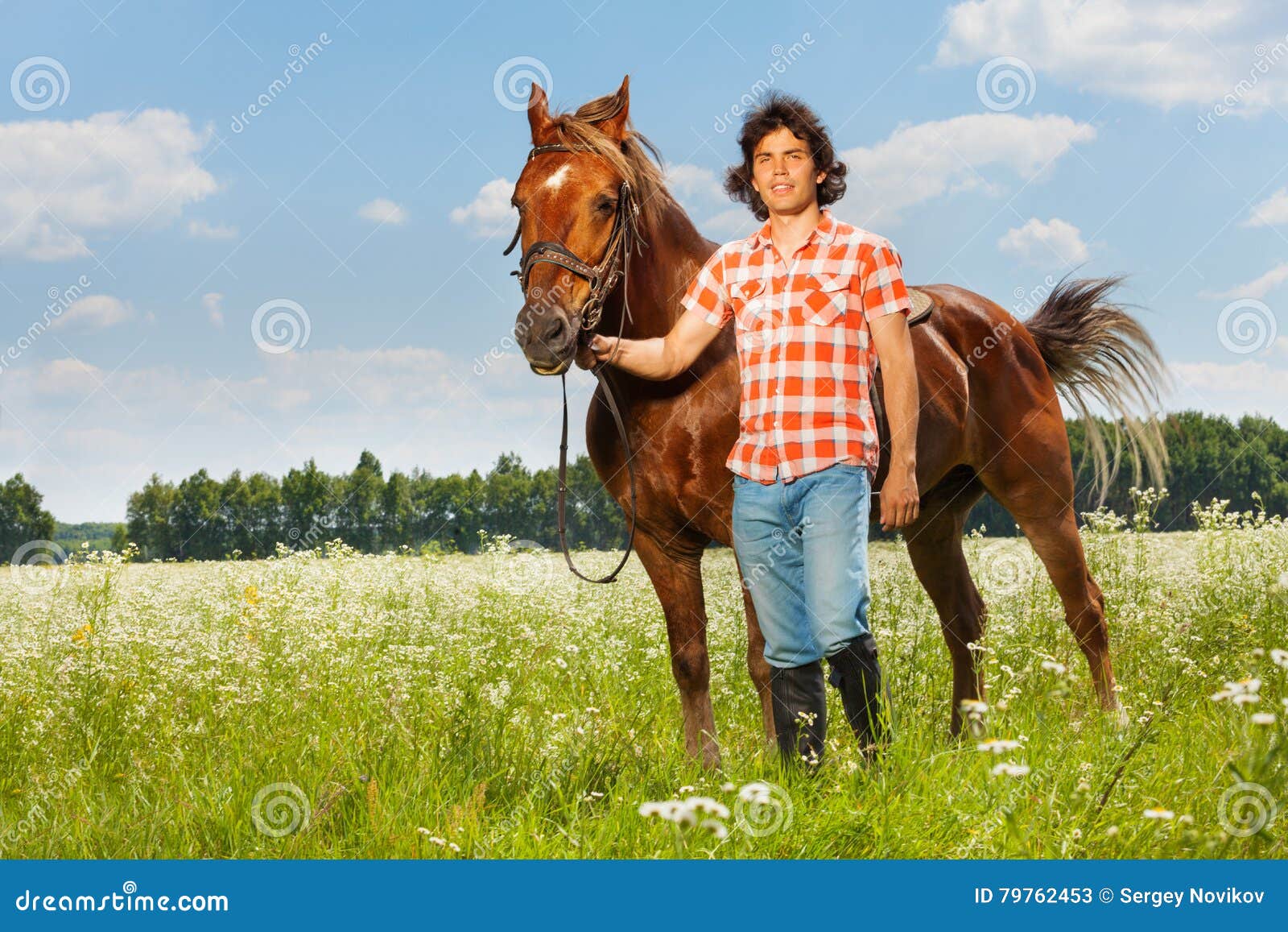 Гонит всадник коня держится за поводья смотрит