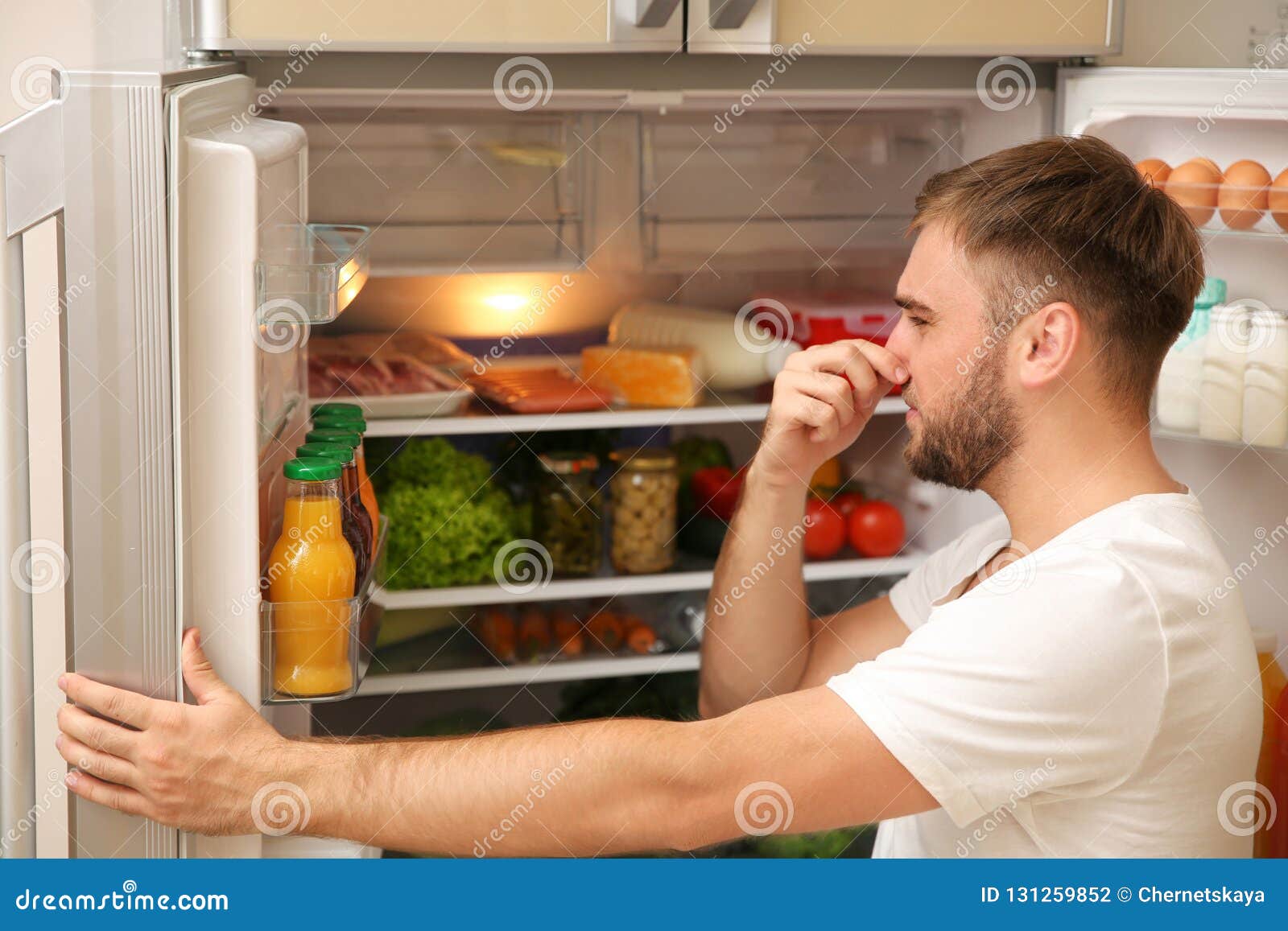 Воняет холодильник. Вонючий холодильник. Запах еды. Уборка холодильника. Запах из холодильника.