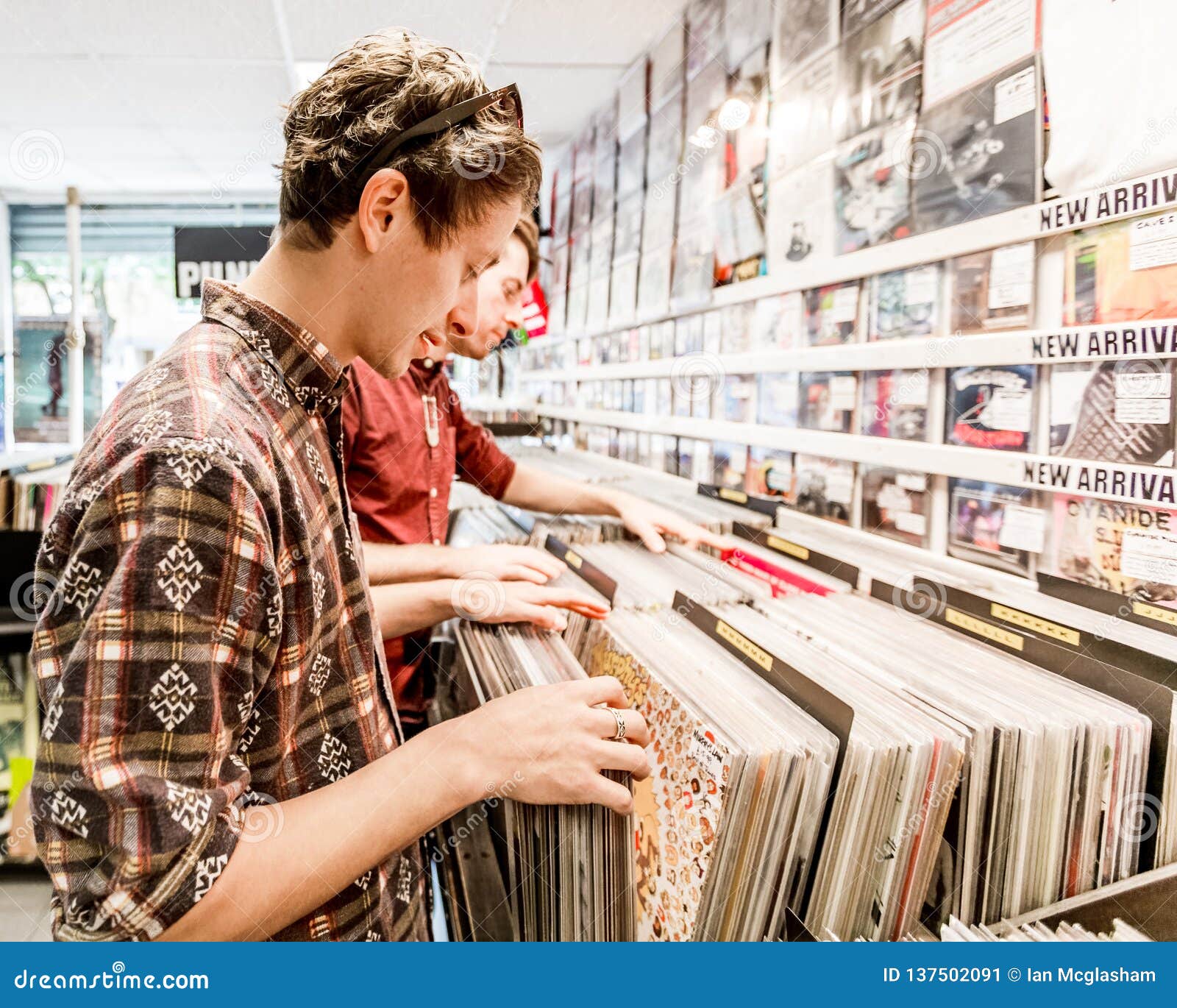 wenselijk vasthouden Spijsverteringsorgaan A Young Man Looking at Vinyl Records in a Store or Shop. Editorial Photo -  Image of smiling, hipster: 137502091