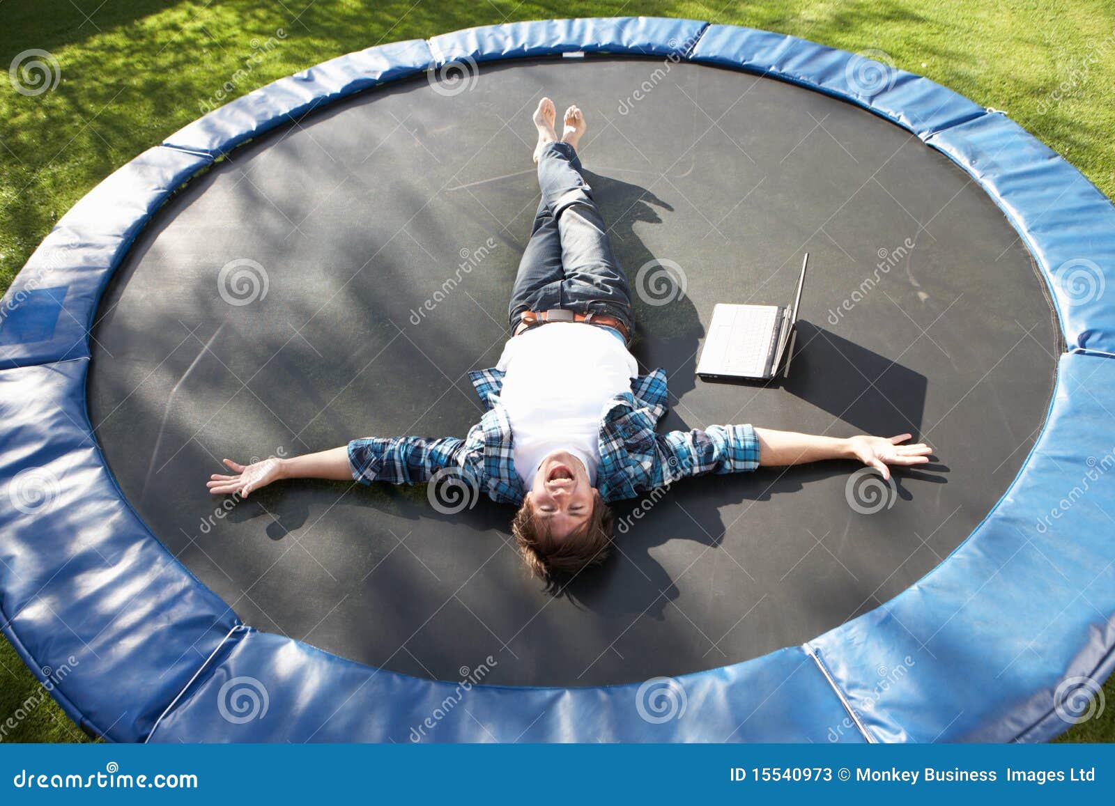 kampagne edderkop Folkeskole Young Man Relaxing on Trampoline with Laptop Stock Image - Image of  twenties, outdoors: 15540973