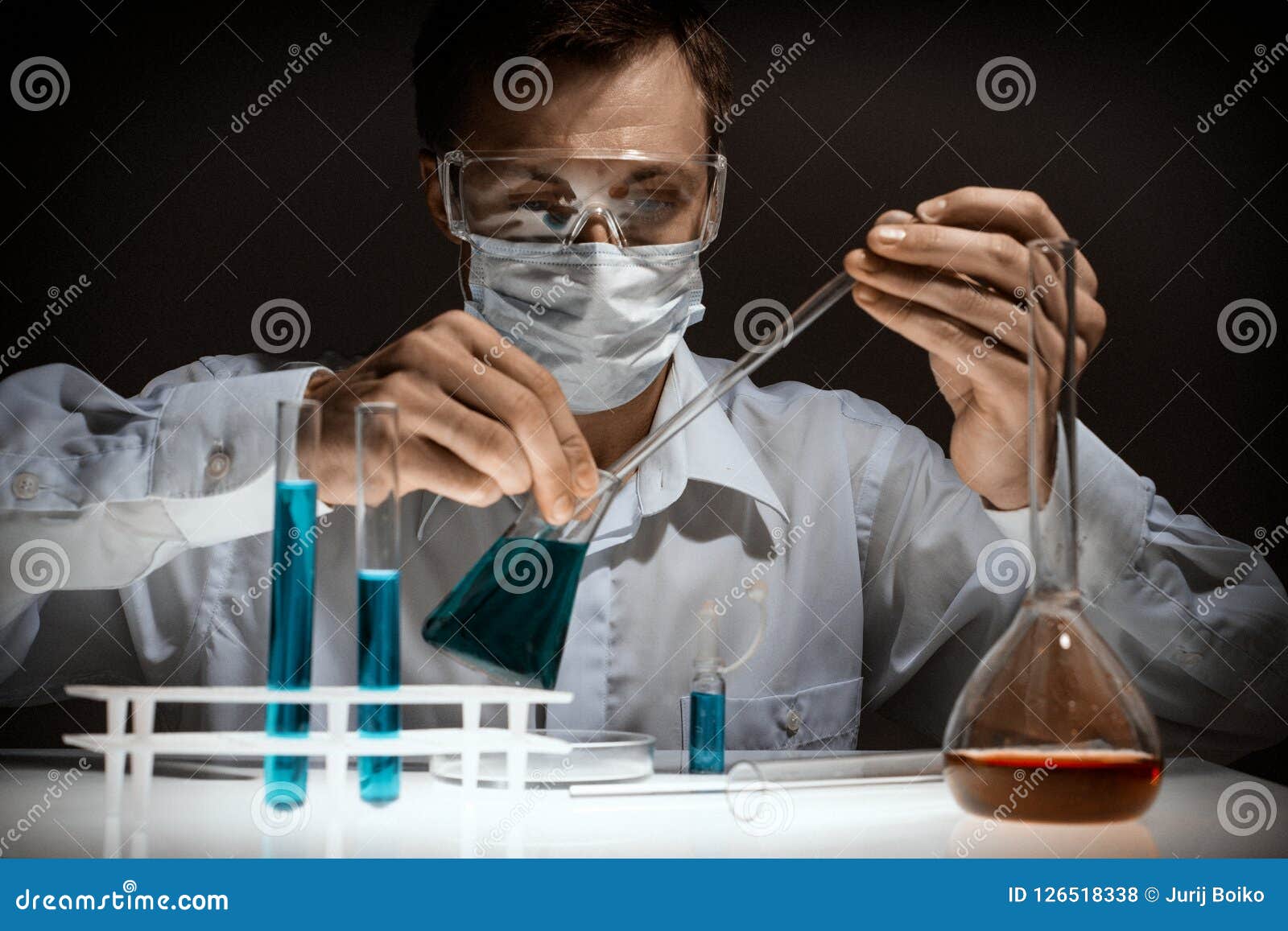 Ученые свои результаты исследования. Ученый с колбой. Ученый с колбами в лаборатории. Человек в колбе. Химик с колбой в руках.