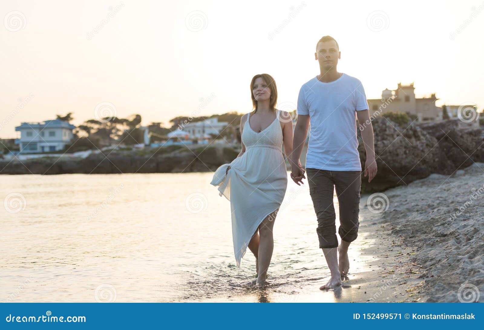https://thumbs.dreamstime.com/z/young-man-woman-walking-beach-together-sunset-body-closeup-happy-romantic-middle-aged-couple-enjoying-beautiful-152499571.jpg