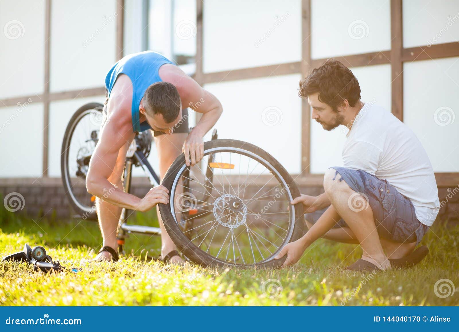side Mentalt tapet Two Cyclist Work Together Repairing Bicycle, Bike Repair Outdoor Stock  Photo - Image of mountain, fitness: 144040170
