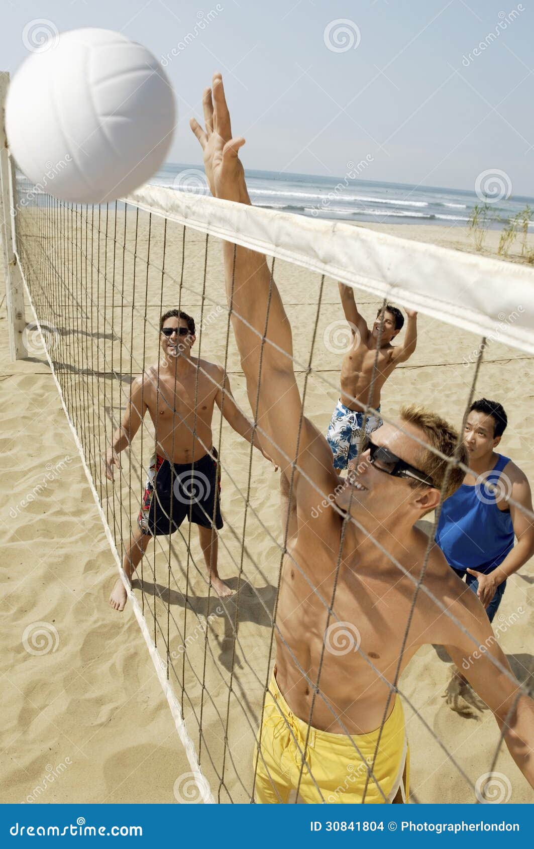 Men playing beach volley ball, Playa del … – License image – 70005127 ❘  lookphotos