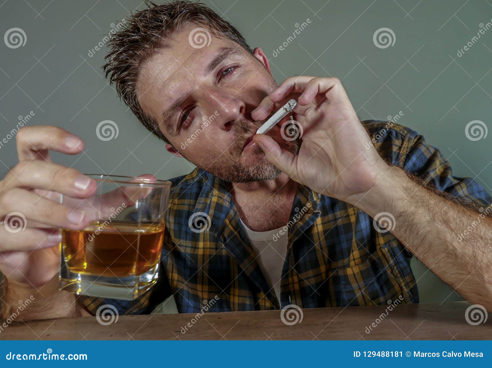 Много курила и пила. Пить и курить. Мужик пьет и курит.