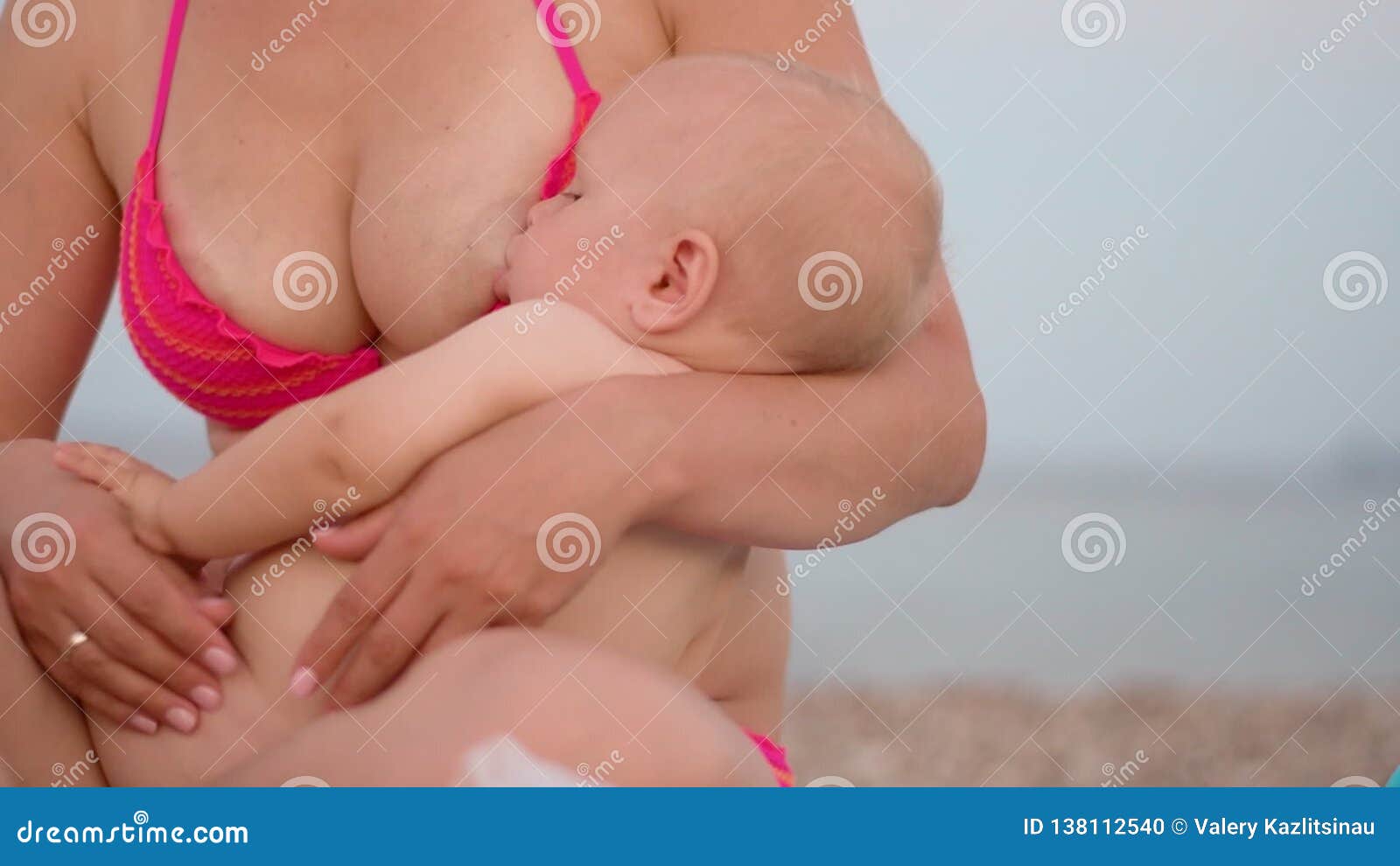 сын массирует грудь мамы фото 53