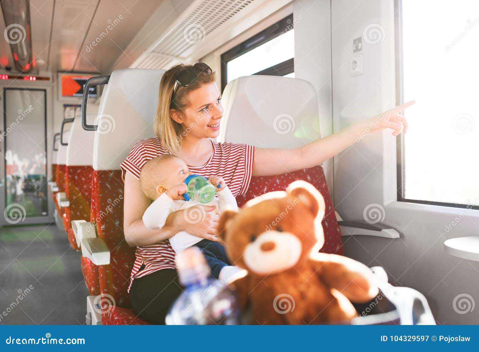 12 поезда мама. Путешествие с детьми на поезде. Женщина с детьми в поезде. В поезд с новорожденным. Мама с ребенком в поезде.