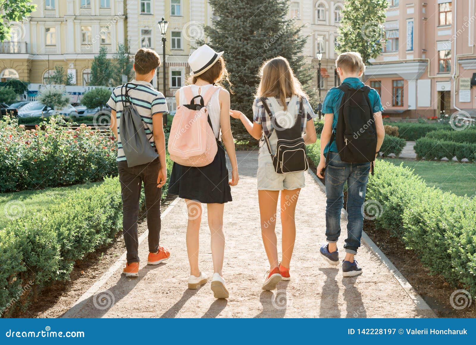 Подростки лето в москве. Подростки летом в городе. Друзья на прогулке. Прогулка подростков. Подросток идет по улице.