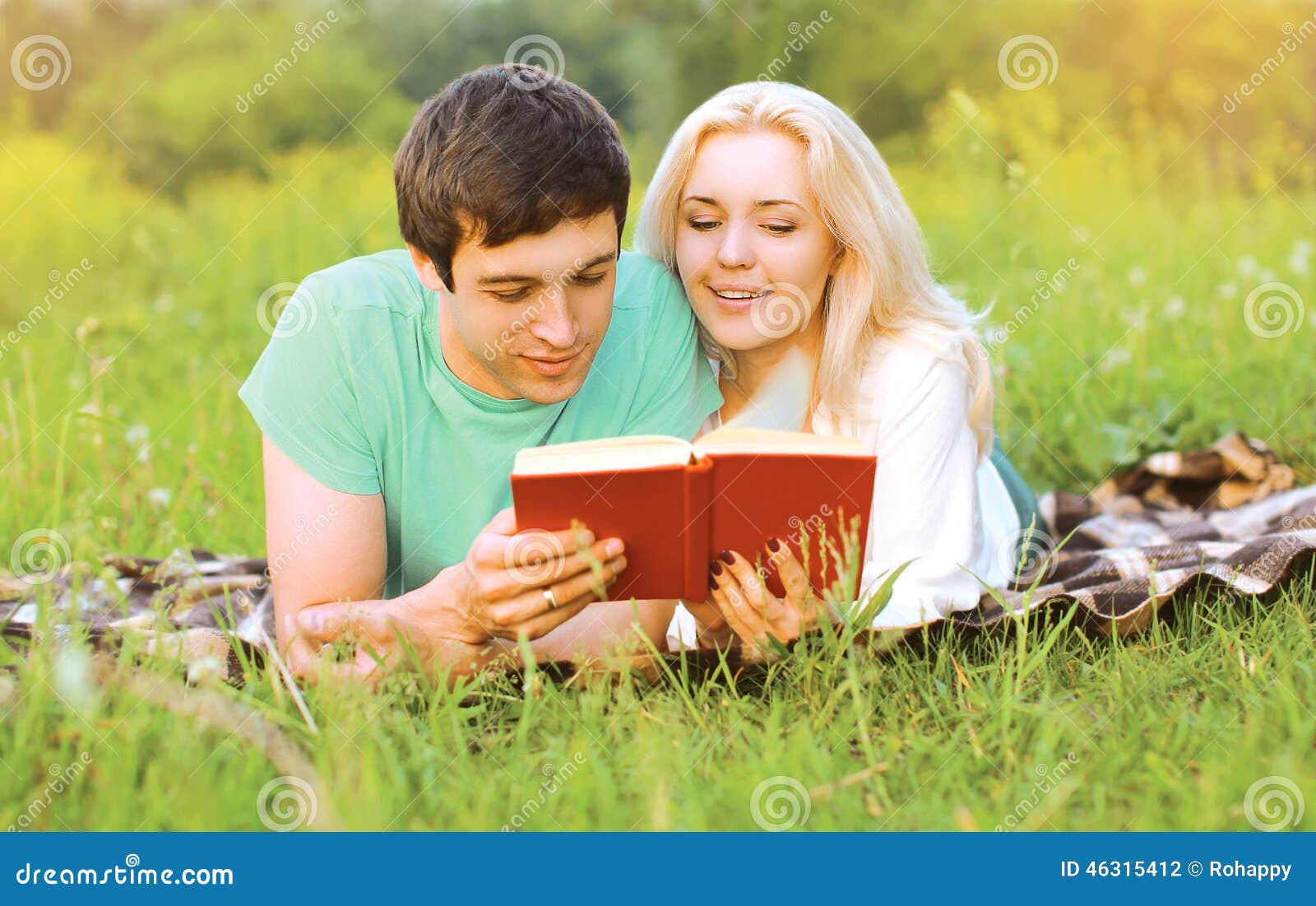 Быть вместе книга читать. Парень и девушка читают книгу. Чтение на природе с любимой. Муж и жена читают книгу. Читаем вместе.