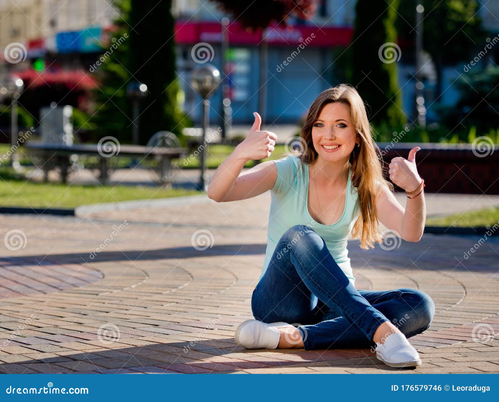 Молоденькая пришла в гости. Девушка на брусчатке фото. Девушка на тротуарной плитке. Фото где девушка сидит на тротуаре. Девочка показывает киску посреди улицы.